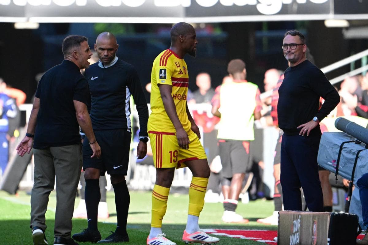 Djibril Sidibe Pecahkan Rekor di Ligue 1